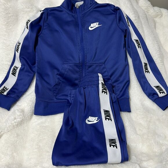 NIKE TODDLER BOYS LOGO TAPING, FULL ZIP JACKET AND PANTS 2 PIECE SET. - Picture 2 of 5